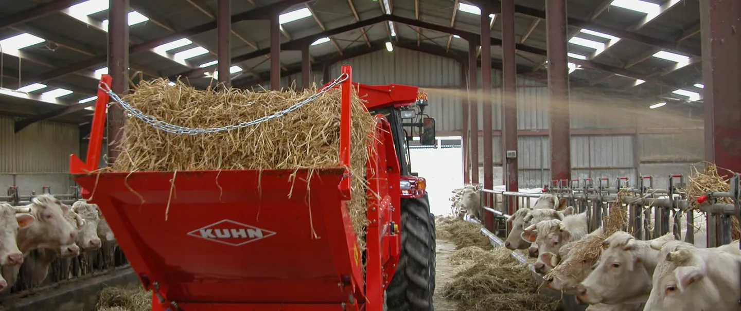 KUHN PRIMOR 2060 H in straw-blowing mode